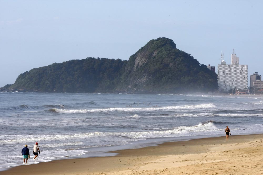Sol entre nuvens e tempo abafado agradaram os veranistas que vieram às praias aproveitar a calmaria pós-carnaval | Valterci Santos/Gazeta do Povo