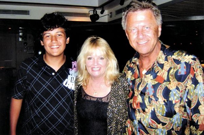 O arquiteto Rodolfo Doubeck Filho e seu sobrinho Igor Stein de Araujocom a cantora americana Karen Martin, no navio veleiro Windstar, durante cruzeiro pelo Caribe. A viagem foi presente do tio a Igor, que estava de aniversário |