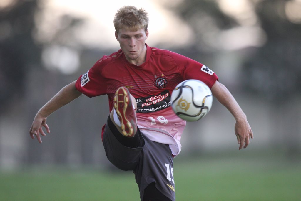 O jovem Heracles, de 17 anos, um dos três estreantes do Atlético em Paranaguá, terá a missão de substituir o lateral-esquerdo Márcio Azevedo, suspenso | Giuliano Gomes/ Gazeta do Povo