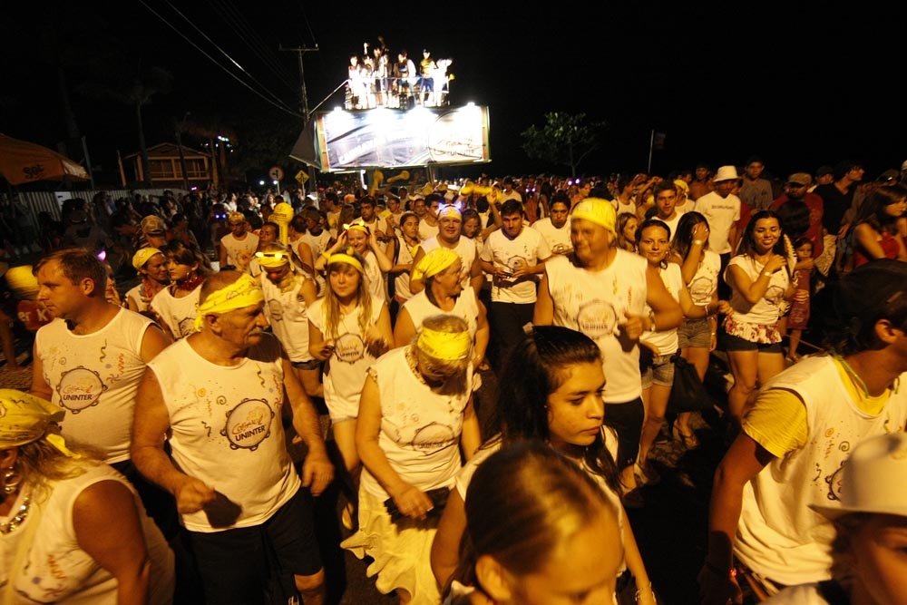 A Caiobanda reuniu gente de todas as idades. A festa foi até as 2h30 da madrugada desta segunda-feira | Valterci Santos/Gazeta do Povo