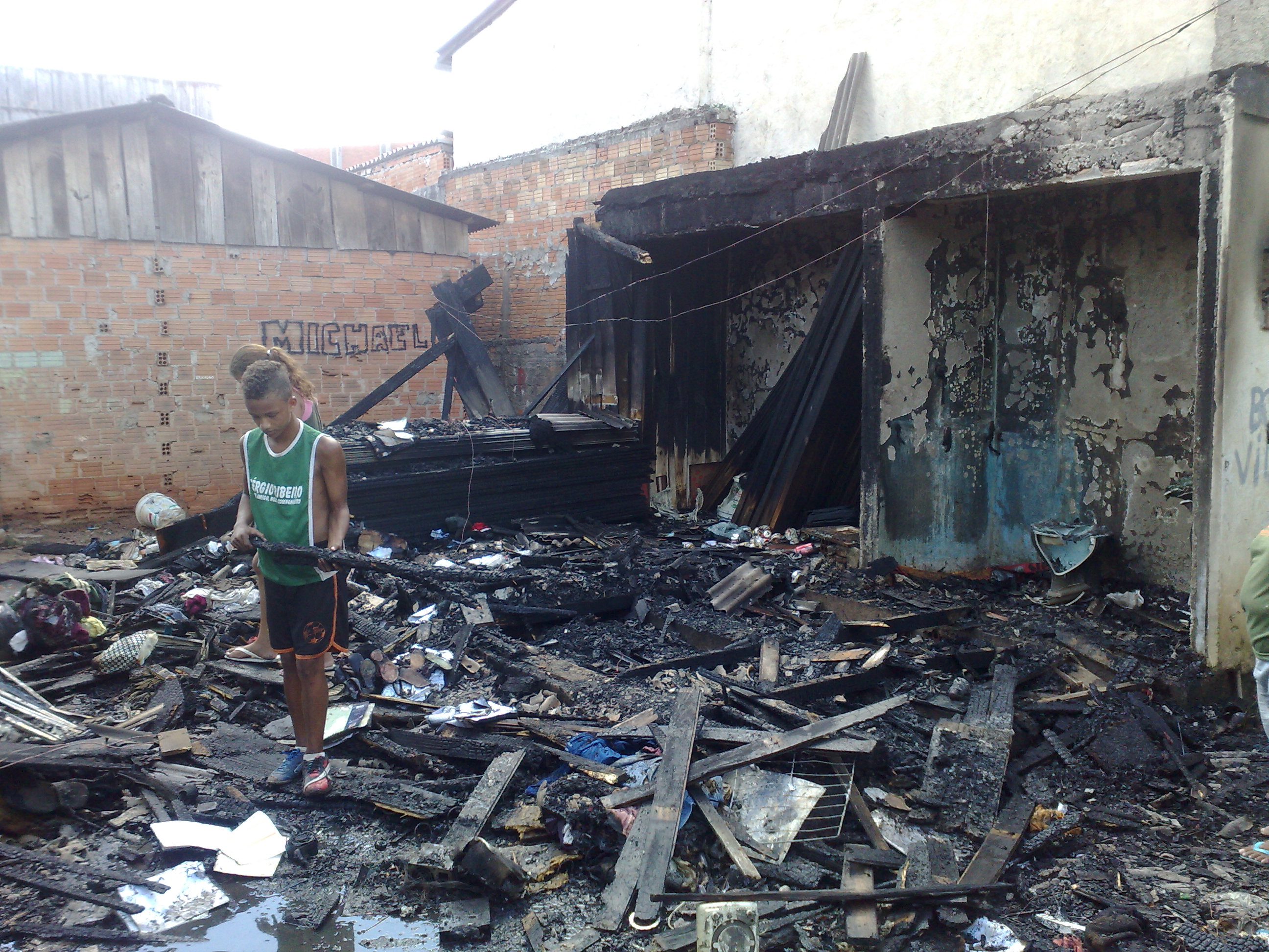 Pouca coisa sobrou no local onde ocorreu o incêndio | Adriano Ribeiro / Gazeta do Povo