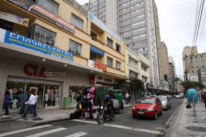 Atividade comercial intensa nos 650 metros da Rua Voluntários da Pátria |