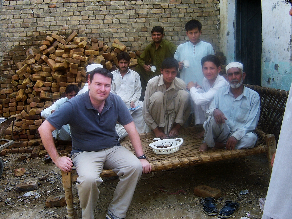 Scheller toma chá com paquistaneses, em um vilarejo perto de Mardan, um dos principais centros da ação taleban | Arquivo pessoal