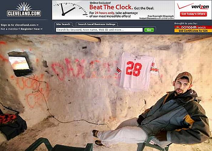 Jimmy Grey posa na sala de entretenimento de sua caverna | Reprodução/Cleveland