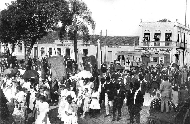 Préstito cívico passando pela Praça Tiradentes e se dirigindo ao ato inaugural da Avenida João Gualberto. Foto de 21 de abril de 1913 |