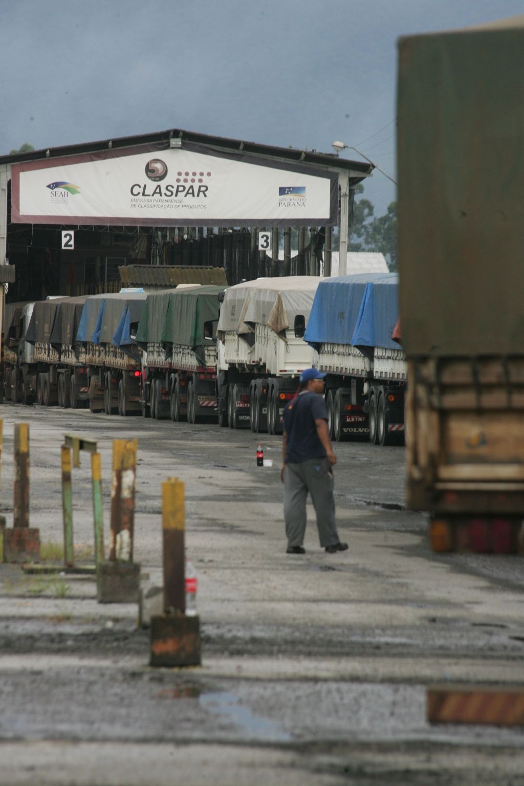 Demora na verificação de cargas causou o congestionamento na segunda-feira | Daniel Castellano/ Gazeta do Povo