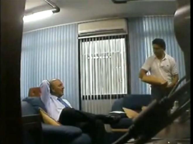 Imagem em que o governador do Distrito Federal, José Roberto Arruda, aparece recebendo dinheiro para um suposto caixa 2 eleitoral, duranta a campanha de 2006 | 