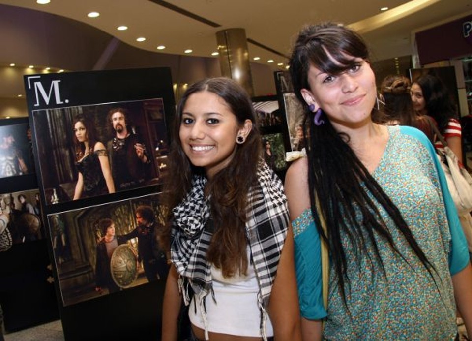 Ana Carolina Machado e Nicole Rodrigues estavam entre a legião de fãs do personagem Percy Jackson na pré-estreia do longa-metragem, quarta-feira, no Cinemark do shopping Mueller, em sessão especial para convidados. O local está com exposição de fotos e informações do filme Percy Jackson e o Ladrão de Raios | Estefano Lessa