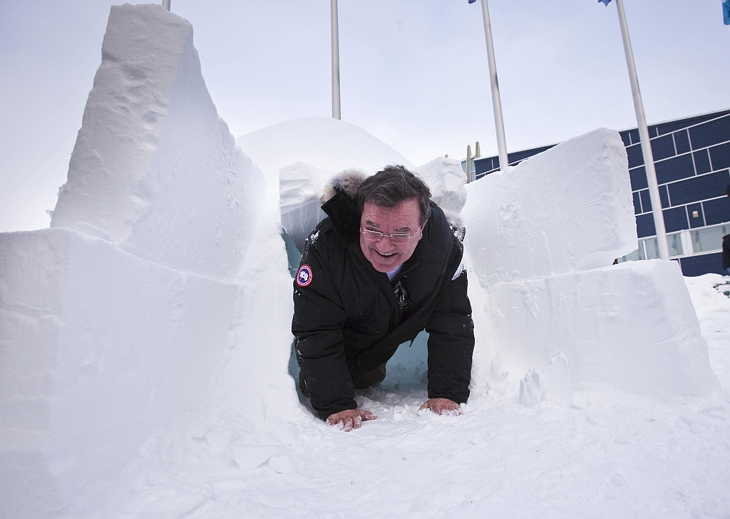 G-7 numa fria: ministro das Finanças do Canadá, Jim Flaherty, sai de um iglu | Geoff Robins/AFP
