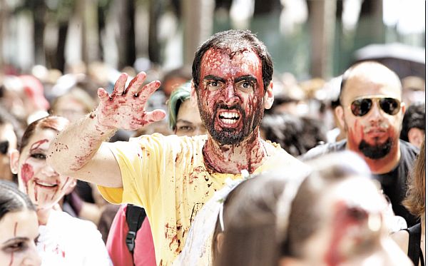 Morto ou vivo? Há cinco anos essa turma dá nova vida à festa momesca | Jonathan Campos/ Gazeta do Povo