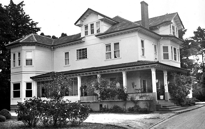 Henry Gomm, inglês, pujante exportador de mate, construiu sua mansão em imensa área na Av. do Batel, hoje destinada a mais um shopping. A casa foi descaracterizada e mudada de lugar, perdendo seu valor histórico. Foto da década de 1930 | 