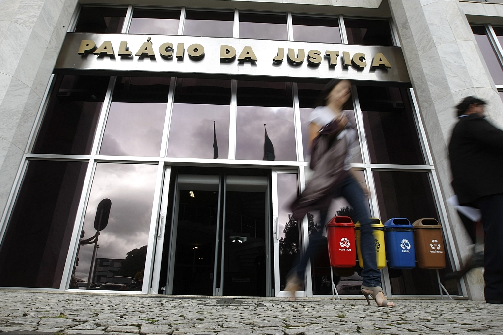 Servidores saem da sede do TJ: vantagens pessoais e vantagens eventuais fazem salários ultrapassar o teto | Rodolfo Bührer/ Gazeta do Povo
