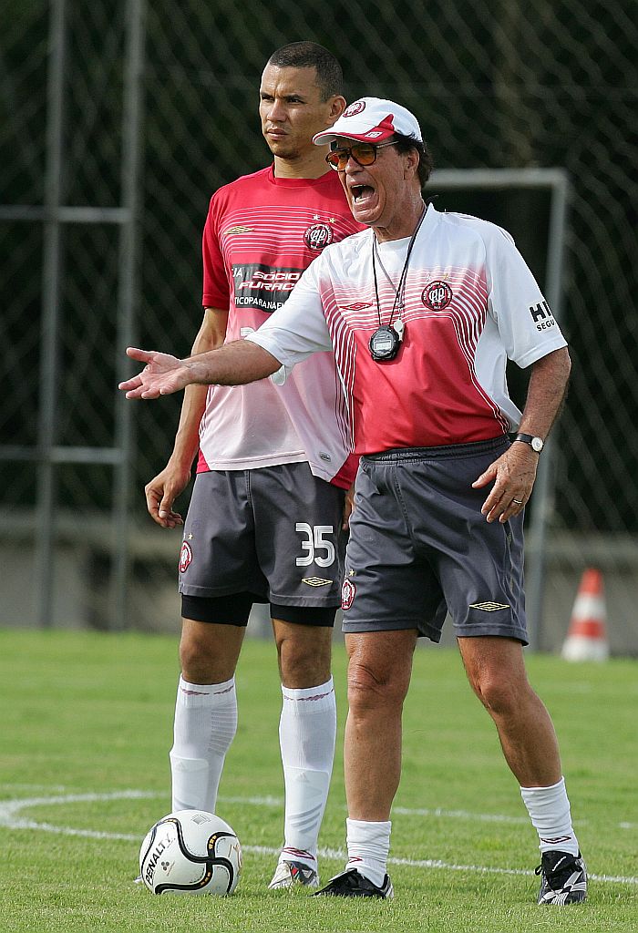 Antônio Lopes comanda treino no CT do Caju: técnico conta com a experiência de Vanegas, de 33 anos, para manter o bom desempenho da defesa atleticana | Daniel Castellano/ Gazeta do Povo