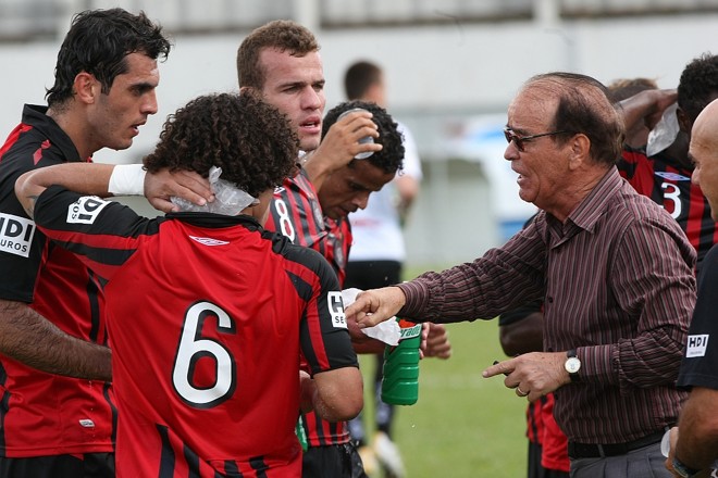 Já Antônio Lopes soube manter o equilíbrio do Furacão, que venceu fora de casa | 