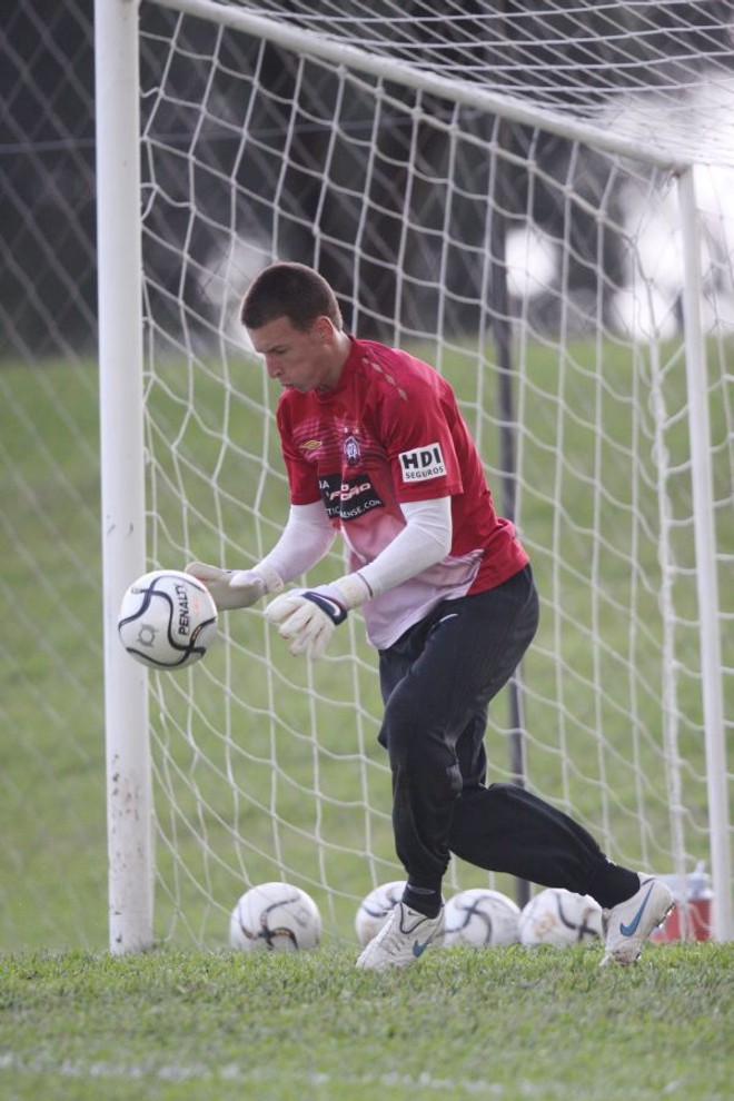 O jovem Neto, goleiro do Atlético, terá, na Vila, seu primeiro grande teste | Giuliano Gomes/ Gazeta do Povo