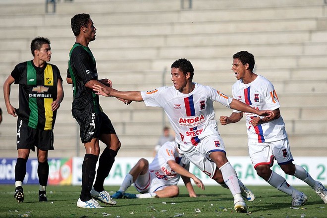 Pará (à frente), Murilo e Marcelo Toscano (caído) comemoram o gol do Paraná contra o Cerâmica: decisão na Vila | Wesley Santos/Foto Arena/AE
