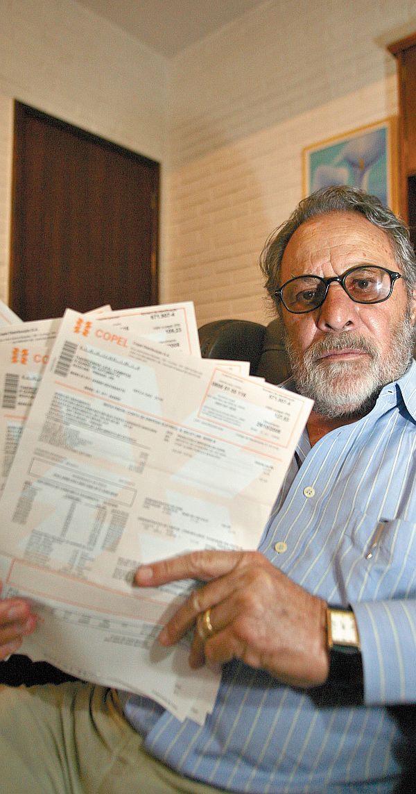 A explicação da Copel é de que o imposto é cobrado sobre o valor da fatura e sem o desconto para o pagamento à vista. Mas se um valor não foi pago, ele não pode ser tributado. Odilon Silva, corretor aposentado, que percebeu uma diferença de R$ 4 entre o valor dos impostos discriminados e o total nas contas de luz dos últimos meses | Hedeso Alves/ Gazeta do Povo