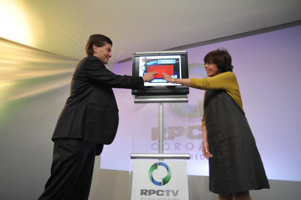 Guilherme Cunha Pereira, da RPC, e Cláudia Quaresma, da Central Globo de Afiliadas, durante a cerimônia de início das transmissões | Gilberto Abelha Gazeta do Povo