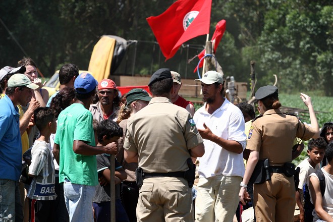 Agricultores do MST conversam com policiais em fazenda ocupada em Ponta Grossa |