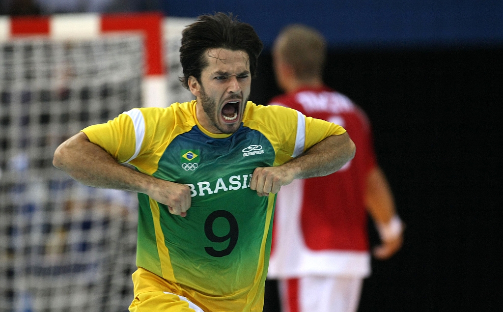 O armador central Léo, que defendeu o Brasil nas Olímpiadas de Pequim, está os atletas que virão a cidade | Rodolfo Büherer, enviado especial/Gazeta do Povo