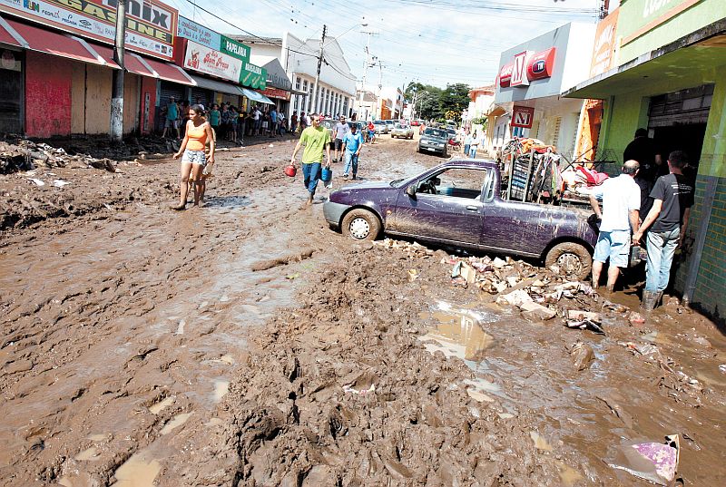 As ruas do centro de Sengés ficaram cobertas pela lama trazida pela enchente depois que a água baixou | Henry Milleo/Gazeta do Povo