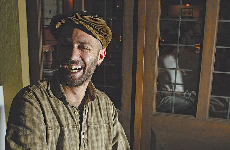 Hoje, um músico pode viver em Curitiba, há mercado. Mas também é necessário sair e apresentar o seu trabalho em outras cidades e países. Mas o meu sonho, confesso, seria tocar à noite na Europa, para receber em euro, e passar o dia em Curitiba. Glauco Sölter, contrabaixista | Daniel Derevecki/Gazeta do Povo