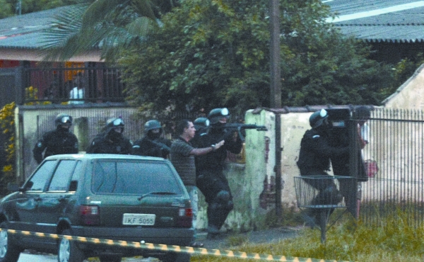 O vigilante Rodrigo Luz se entregou à polícia após 68 horas de negociação | Wesley Santos/FotoArena-AE