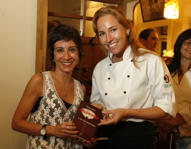 A jornalista Claudia Belfort (à esq.) recebeu uma penca de amigos quarta-feira, no Quintana Café, para o lançamento de seu primeiro livro, a obra de con­­tos Aqueronte, o Rio dos Infortúnios | 