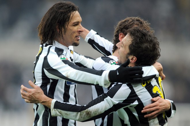 Amaruri comemora com Del Piero e Diego um dos gols da Juventus |