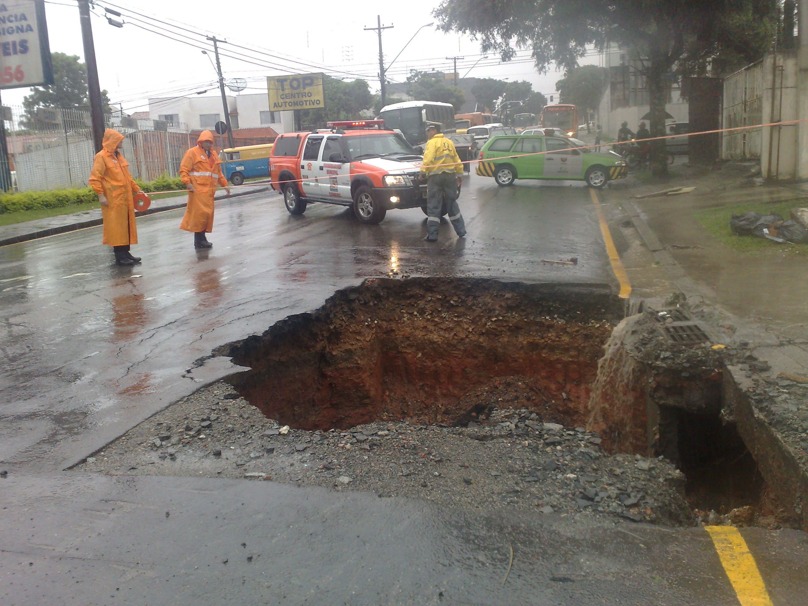 Chuva abriu buraco na via rápida que liga o Centro ao Pinheirinho, em Curitiba | Adriano Ribeiro / Gazeta do Povo