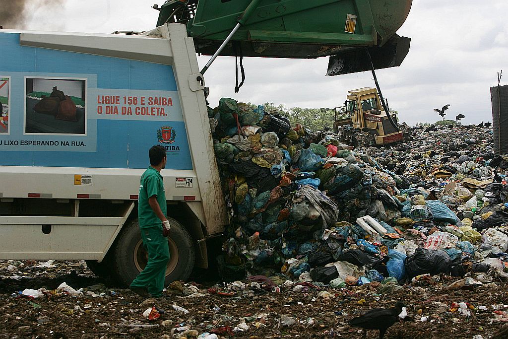 Obras para reconformação geométrica provocam mais odor e proliferação de mosquitos | Jonathan Campos/Gazeta do Povo