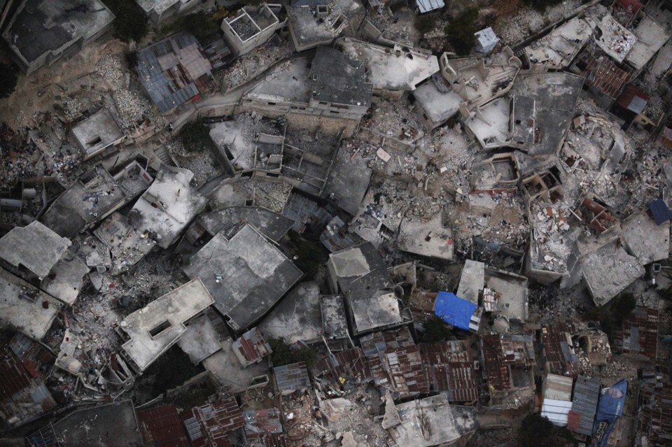 Vista aérea das casas destruídas pelo terremoto que atingiu Porto Príncipe em janeiro | Reuters