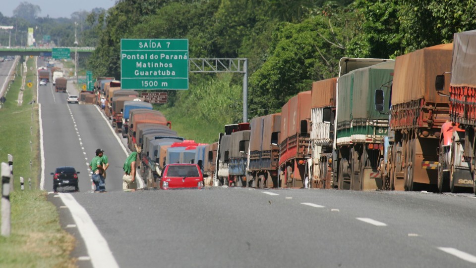Congestionamento atingia 14 quilômetros nesta segunda-feira (8) | Daniel Castellano / Agência de Notícias Gazeta do Povo