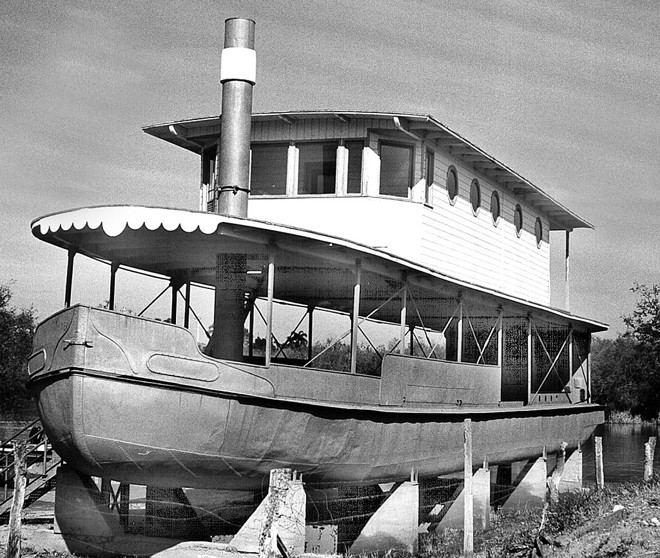 A única lembrança que restou do transporte fluvial do ciclo da erva-mate no vale do Iguaçu foi o casco do vapor Pery . Houve uma tentativa de recuperação para deixá-lo à visitação pública. Hoje é uma melancólica imagem da pujança submergida | 