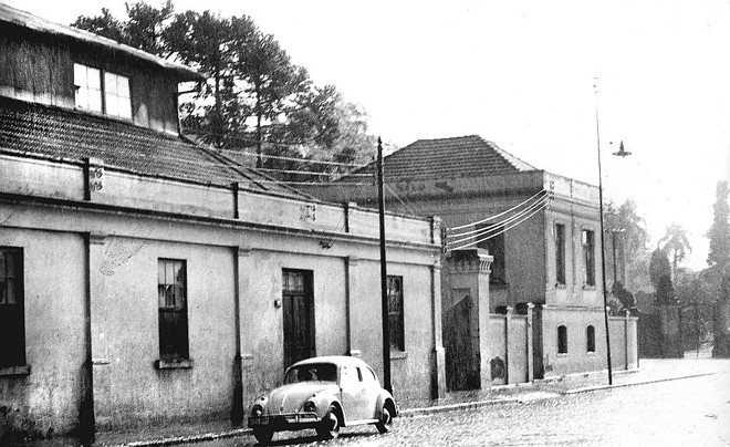 Vista parcial do engenho B. R. de Azevedo & Cia., também conhecido como Engenho do Banco. Ficava na esquina da Av. do Batel com Rua Bento Viana. A foto é de 1960 | 