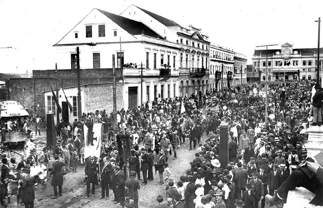 Início do préstito fúnebre na Rua Barão do Rio Branco, na tarde de 6 de novembro de 1912 |