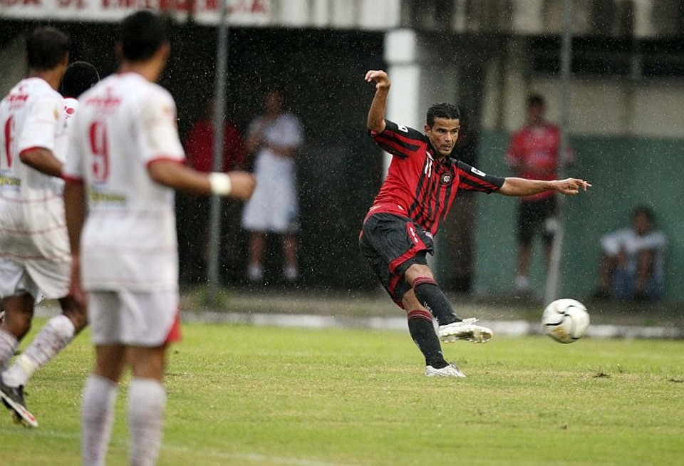 Bruno Mineiro chuta de perna direita para abrir o placar em Paranaguá: atacante fez os dois gols atleticanos e chegou a seis no campeonato | Albari Rosa/Agência de Notícias Gazeta do Povo