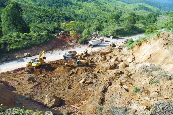 Operários já retiraram 70% da terra que deslizou na pista sentido Curitiba | Daniel Derevecki/Gazeta do Povo