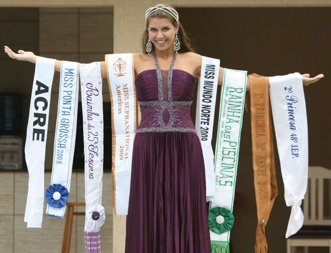 Karine com as faixas de concursos de miss que venceu antes do Garota Mais Bela do Verão 2010 |