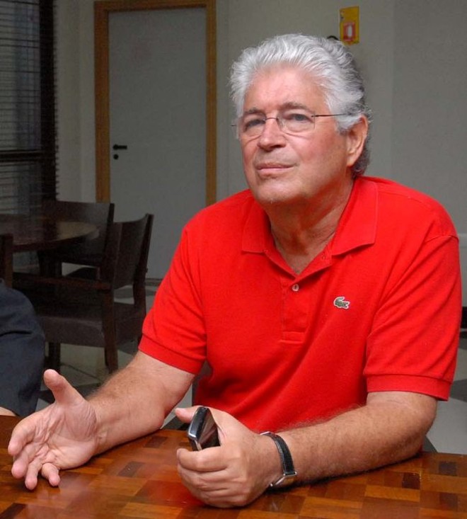 Dividendos -O governador Roberto Requião (foto) enviou uma proposta de emenda à Constituição que proíbe a distribuição de dividendos  acima do porcentual mínimo legal de 25%  por empresas públicas 