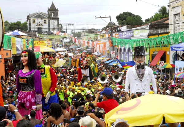 Em Olinda, cem bonecos gigantes desfilaram pelas ruas da cidade | Antonio Cruz/ABr