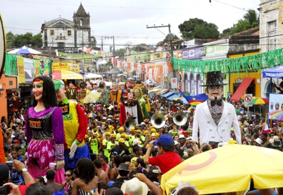 Em Olinda, cem bonecos gigantes desfilaram pelas ruas da cidade | Antonio Cruz/ABr