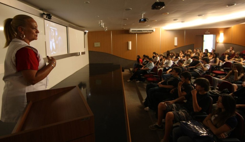 A professora Rosa, do colégio Dom Bosco: Não temos tanta produção nacional assim" | Jonathan Campos/Gazeta do Povo