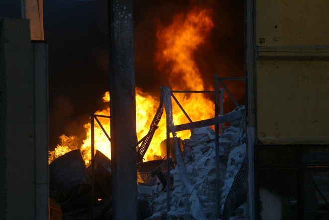 O teto e uma das laterais da fábrica já haviam desabado enquanto os bombeiros ainda combatiam as chamas | 