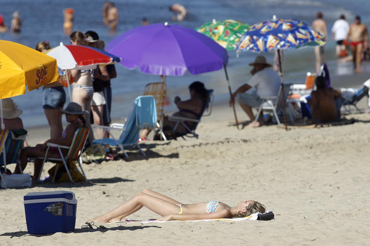 Veranistas precisam ter atenção ao tempo de exposição ao sol. Insolação pode causar complicações mais graves | Valterci Santos/Gazeta do Povo