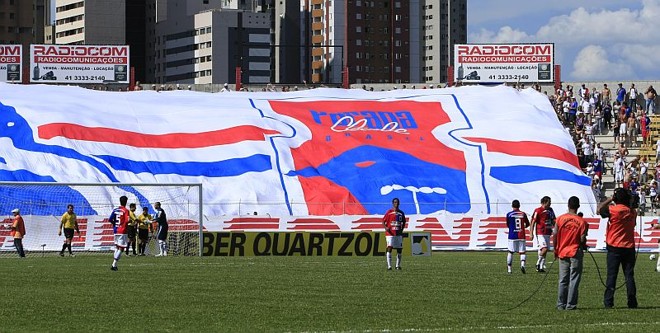 Torcida do Paraná estreou um novo bandeirão que cobriu toda a Curva Norte da Vila Capanema | 