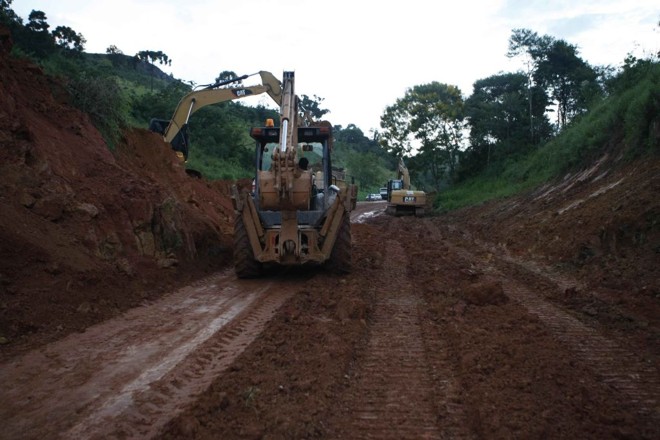 Limpeza após queda de barreira: 30 mil metros cúbicos de terra |