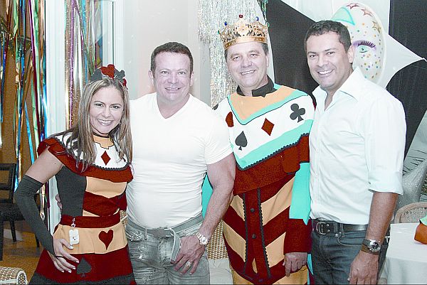 A festança de aniversário do empresário Loivo Kohler contou com uma penca de amigos para comemorar seus 53 anos, entre eles, Carlize Kwiatkoswki, Eliseu Portugal e Eleuthério Netto, que ladeiam o aniversariante coroado | Divulgação