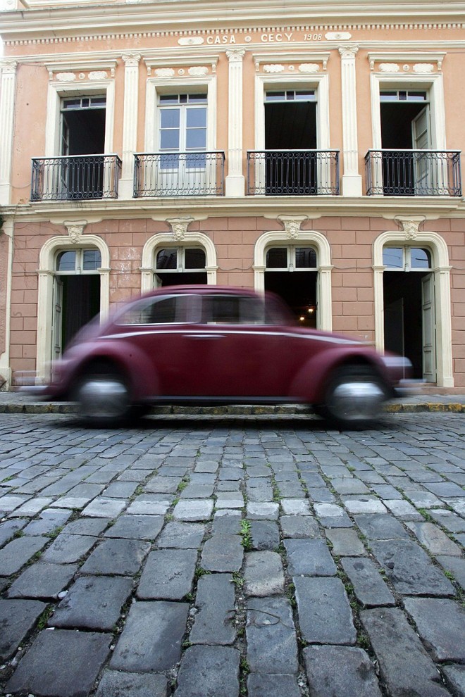 Trepidação provocada pelos veículos acaba danificando os prédios |