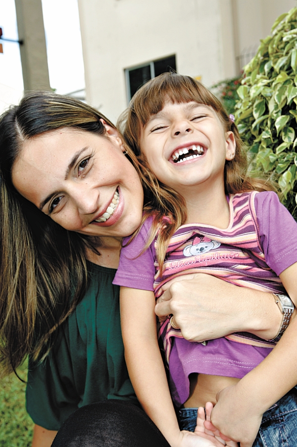 Ana Julia, de 4 anos, não se incomoda de ficar sem o dente, segundo a mãe, Rosimeri | Marcelo Elias/Gazeta do Povo